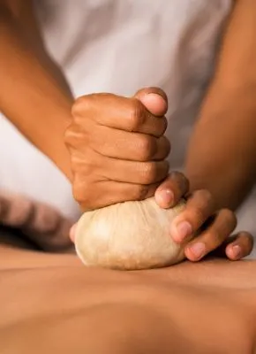 Kräuterstempel Massage